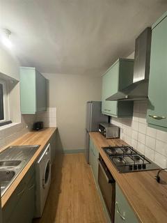 1 bedroom in a house share to rent, Lochinvar Street, London