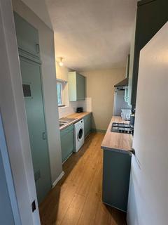 1 bedroom in a house share to rent, Lochinvar Street, London