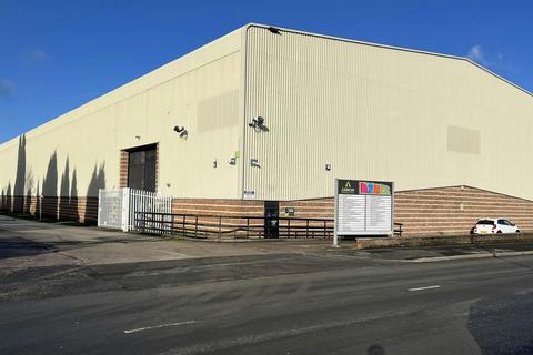 Warehouse to rent, Arrow Trading Estate, Corporation Rd Manchester M34 5LR