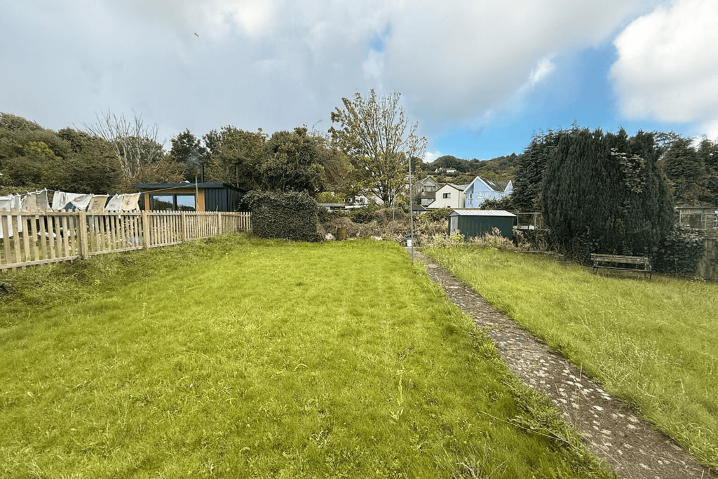 3 Bedroom semi detached cottage for sale in Pencl