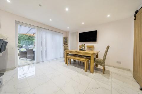16 Balmoral Road, Oakham, LE15 6RT