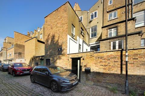 22 Burlington Mews, London, W3 6AZ