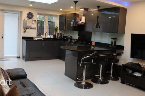 2 bedroom end of terrace house to rent, Lansbury Drive, HAYES