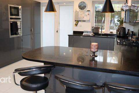 2 bedroom end of terrace house to rent, Lansbury Drive, HAYES