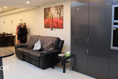 2 bedroom end of terrace house to rent, Lansbury Drive, HAYES