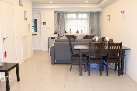 2 bedroom end of terrace house to rent, Lansbury Drive, HAYES