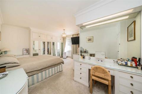 3 bedroom flat to rent, Princes Gate, London SW7
