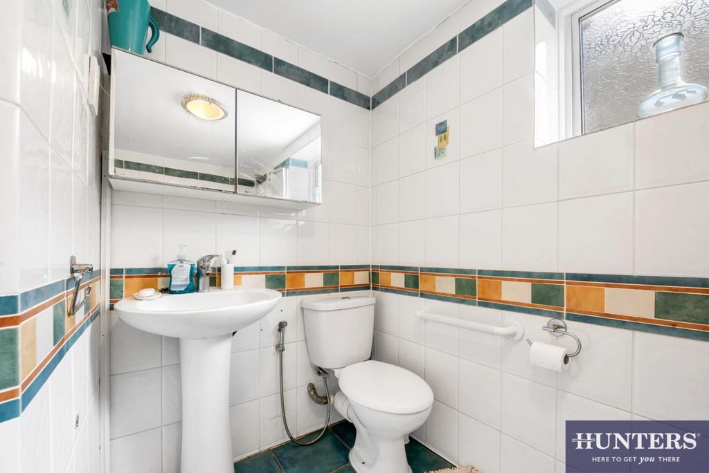 Family Bathroom side