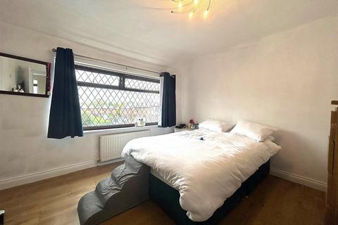 2 bedroom semi-detached house for sale, Laxey Crescent, Leigh