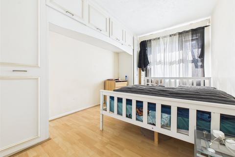 2 bedroom apartment to rent, Taylor Close, Hounslow