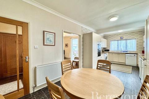 2 bedroom bungalow for sale, Stanley Road, Hornchurch, RM12
