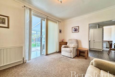2 bedroom bungalow for sale, Stanley Road, Hornchurch, RM12
