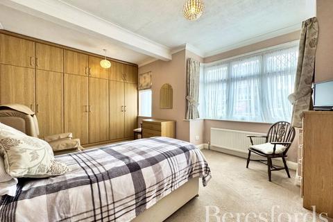 2 bedroom bungalow for sale, Stanley Road, Hornchurch, RM12