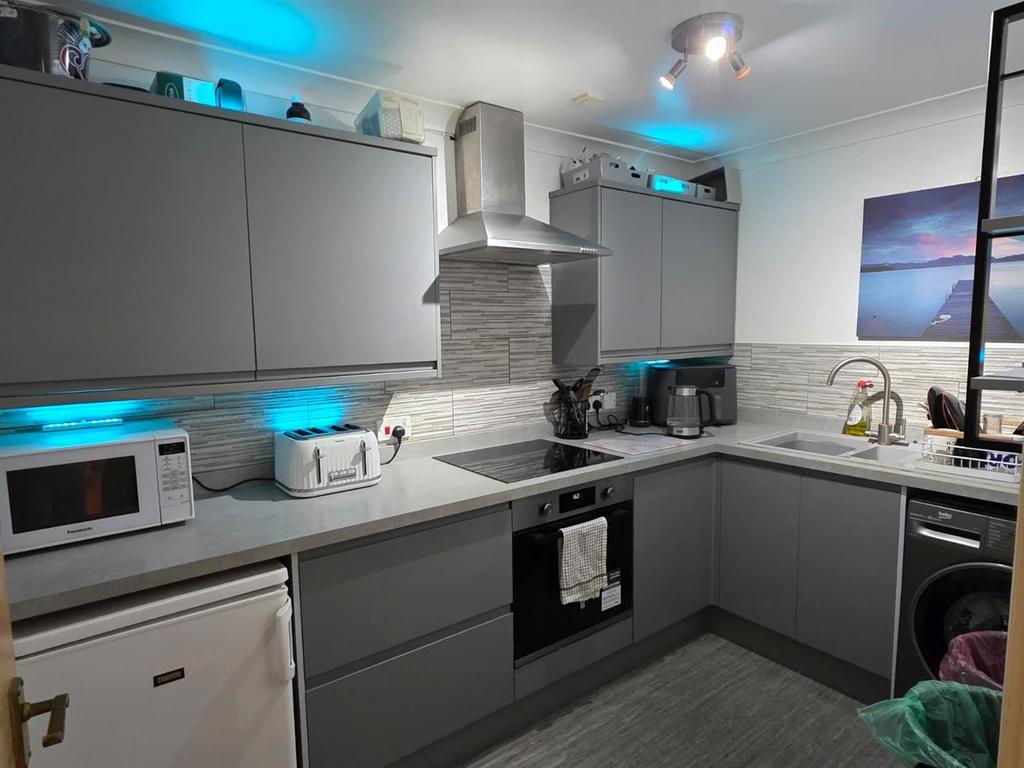 Kitchen 2.jpg