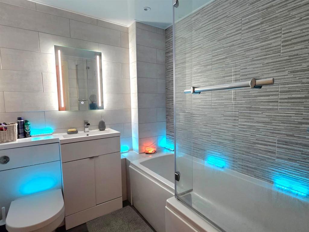 Bathroom 1.jpg