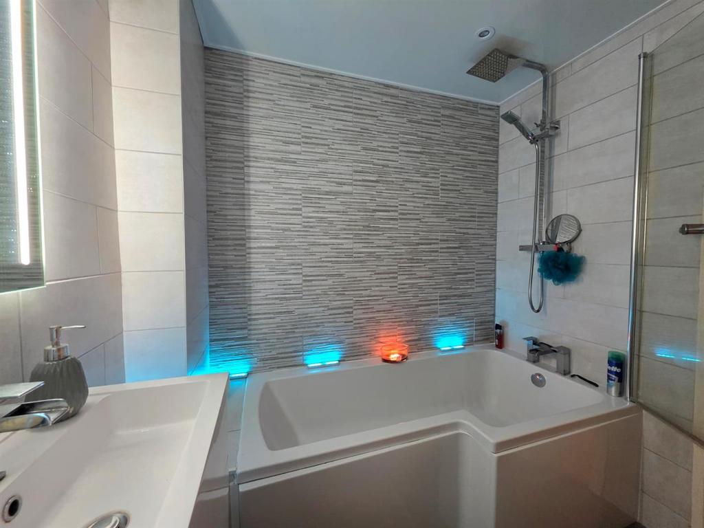 Bathroom 3.jpg