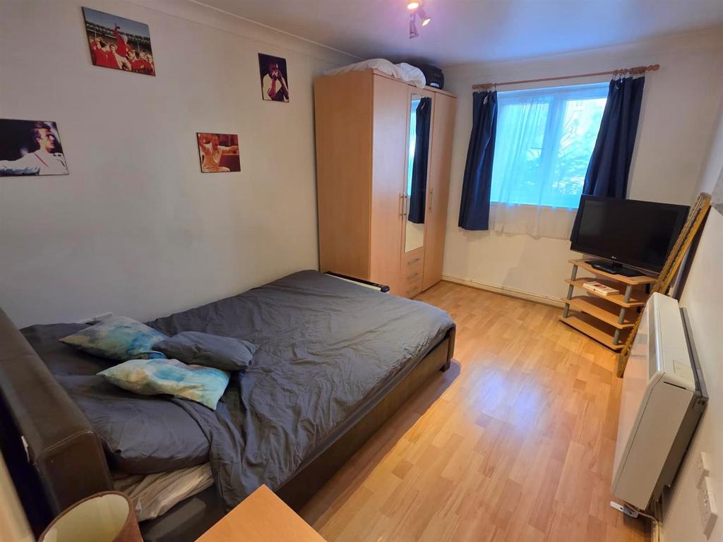 Bedroom 1 day.jpg