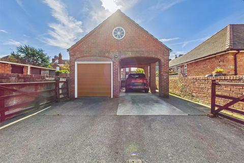 5 bedroom end of terrace house for sale, Sands Lane, Bridlington