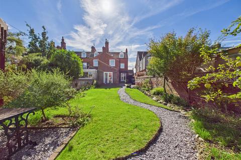 5 bedroom end of terrace house for sale, Sands Lane, Bridlington