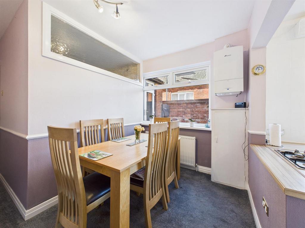 Dining room: