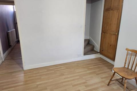 3 bedroom end of terrace house to rent, Russell Road, Nottinghamshire NG7