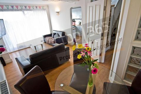 3 bedroom flat to rent, *£135pppw excluding bills!* Clumber Court, Clumber Crescent South