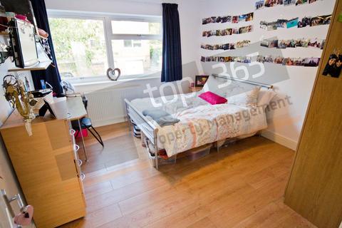 3 bedroom flat to rent, *£135pppw excluding bills!* Clumber Court, Clumber Crescent South