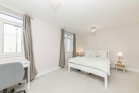 undefined, Pouparts Place, Twickenham TW2