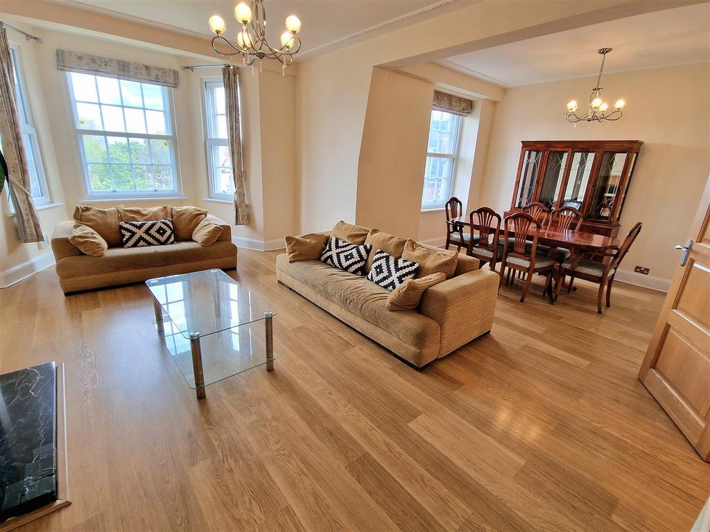 Lounge/Dining