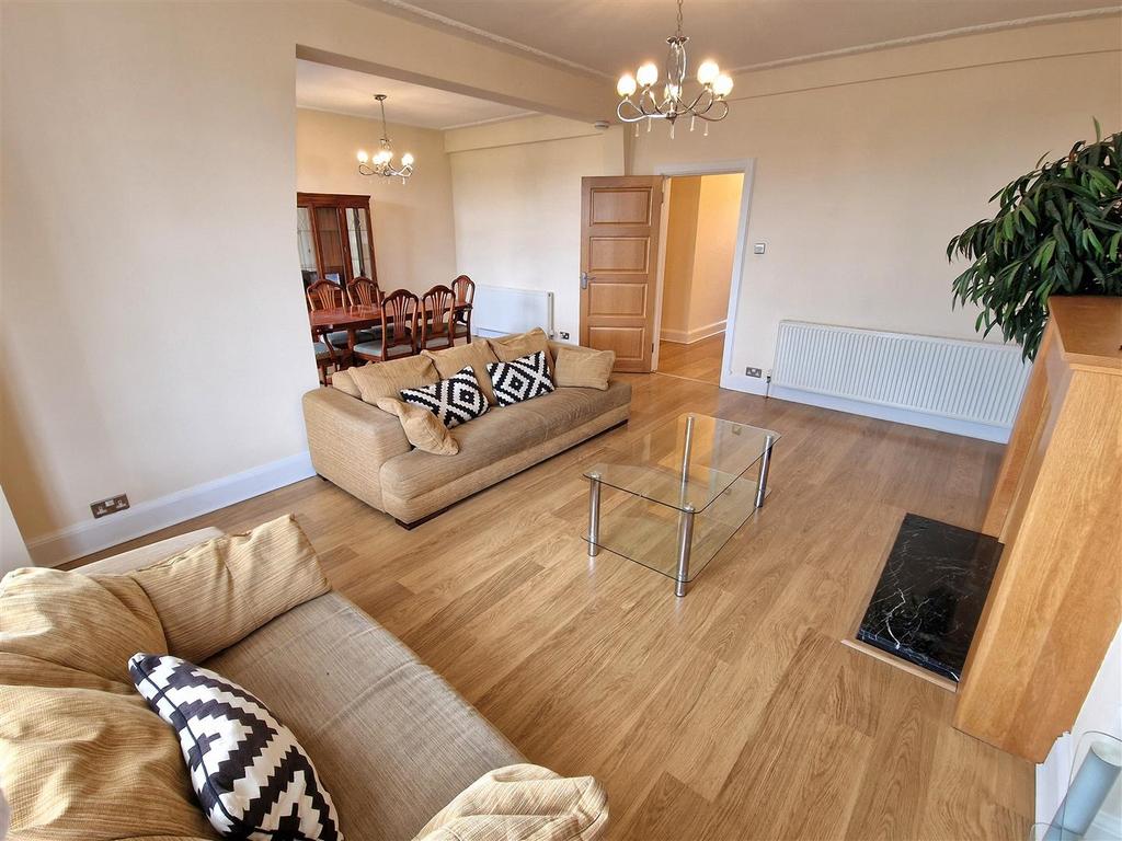Lounge/Dining