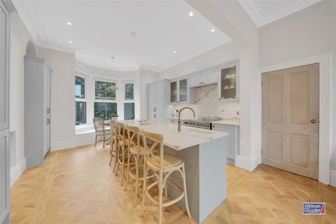 6 bedroom end of terrace house for sale, Bolton Road, Silsden,