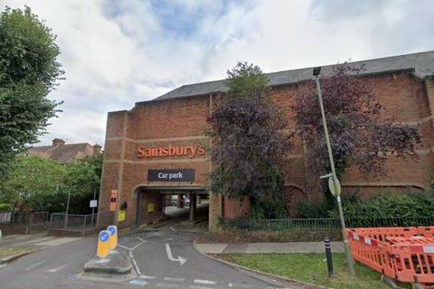 Parking to rent, High Road, London N12
