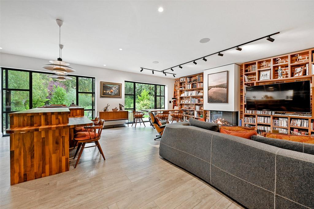 Kitchen / Reception