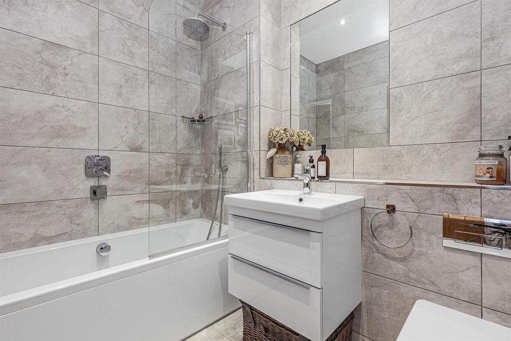 Family Bathroom 3.jpg