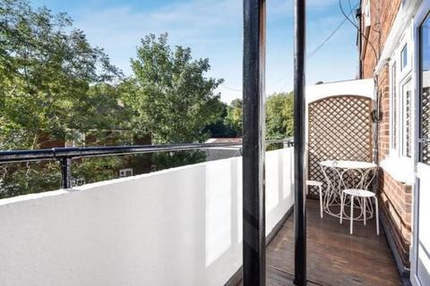 3 bedroom flat to rent, Summersby Road, Highgate