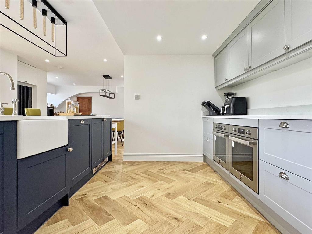 Kitchen c.jpg