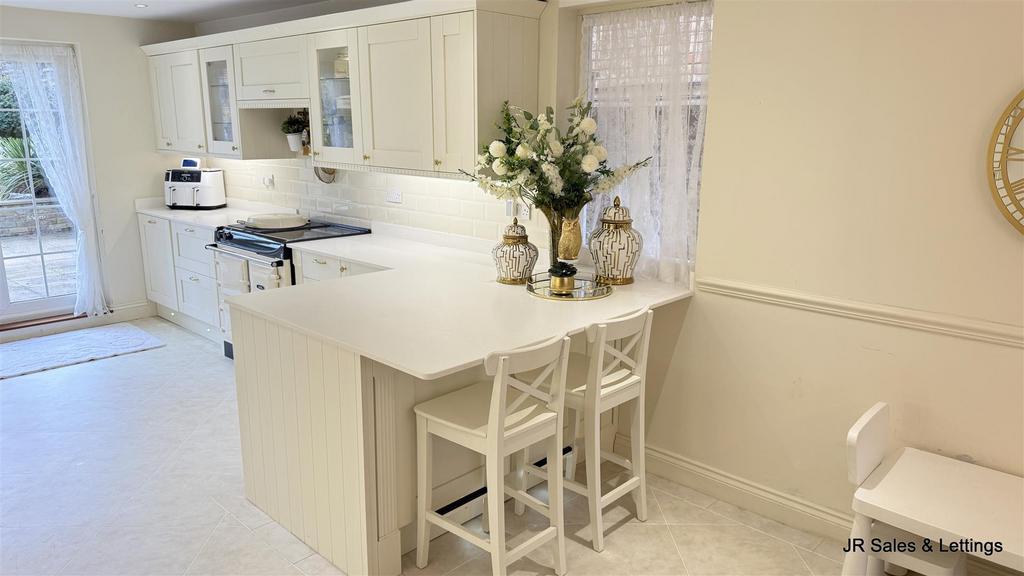 Kitchen/Breakfast Area