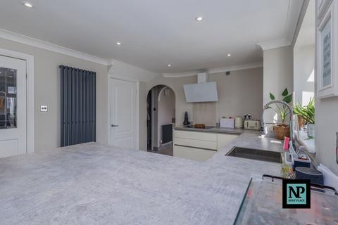 27 Deerhill, Wilnecote, Tamworth, B77 4PA