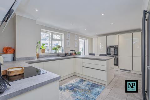27 Deerhill, Wilnecote, Tamworth, B77 4PA