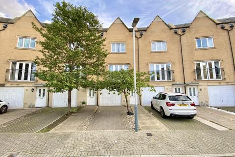 Varcoe Gardens, Hayes, UB3 2FJ