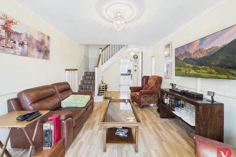 3 bedroom terraced house for sale, Saltdean Close, Luton LU2