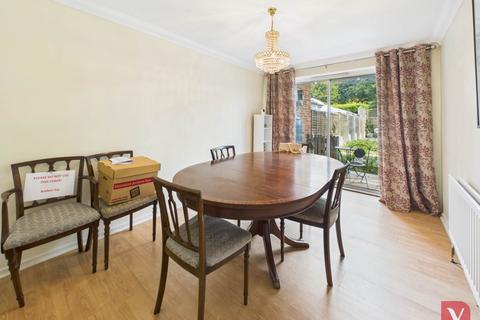 3 bedroom terraced house for sale, Saltdean Close, Luton LU2