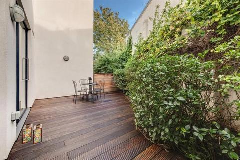 2 bedroom flat to rent, Oval Road, London NW1