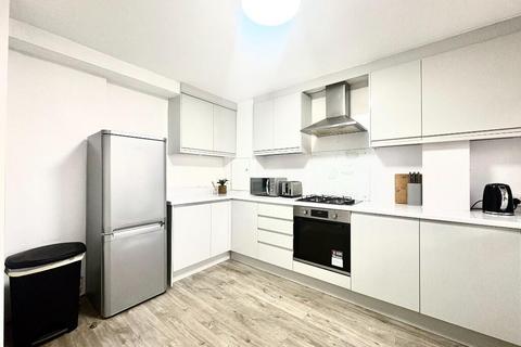4 bedroom apartment to rent, Surrey Lane, London SW11
