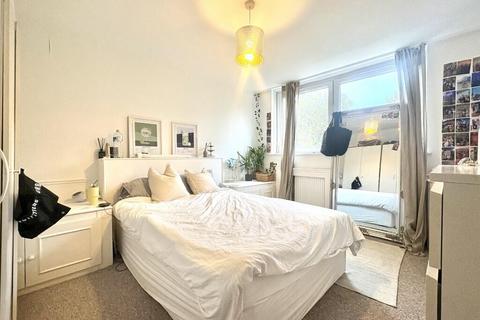 4 bedroom apartment to rent, Surrey Lane, London SW11