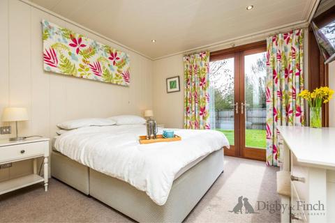 undefined, The Avenue, Exton
