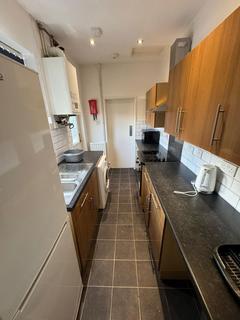 3 bedroom flat to rent, Thornton Road