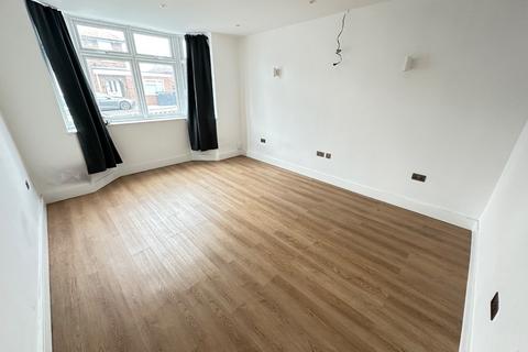 5 bedroom semi-detached house to rent, Durham Road, Luton