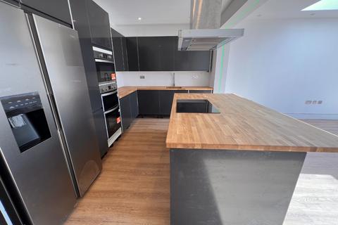 5 bedroom semi-detached house to rent, Durham Road, Luton