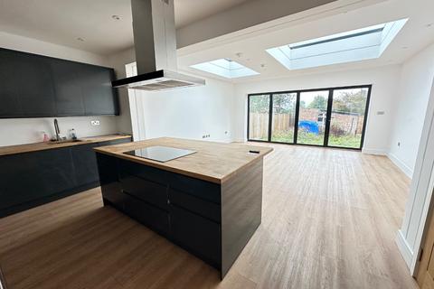 5 bedroom semi-detached house to rent, Durham Road, Luton